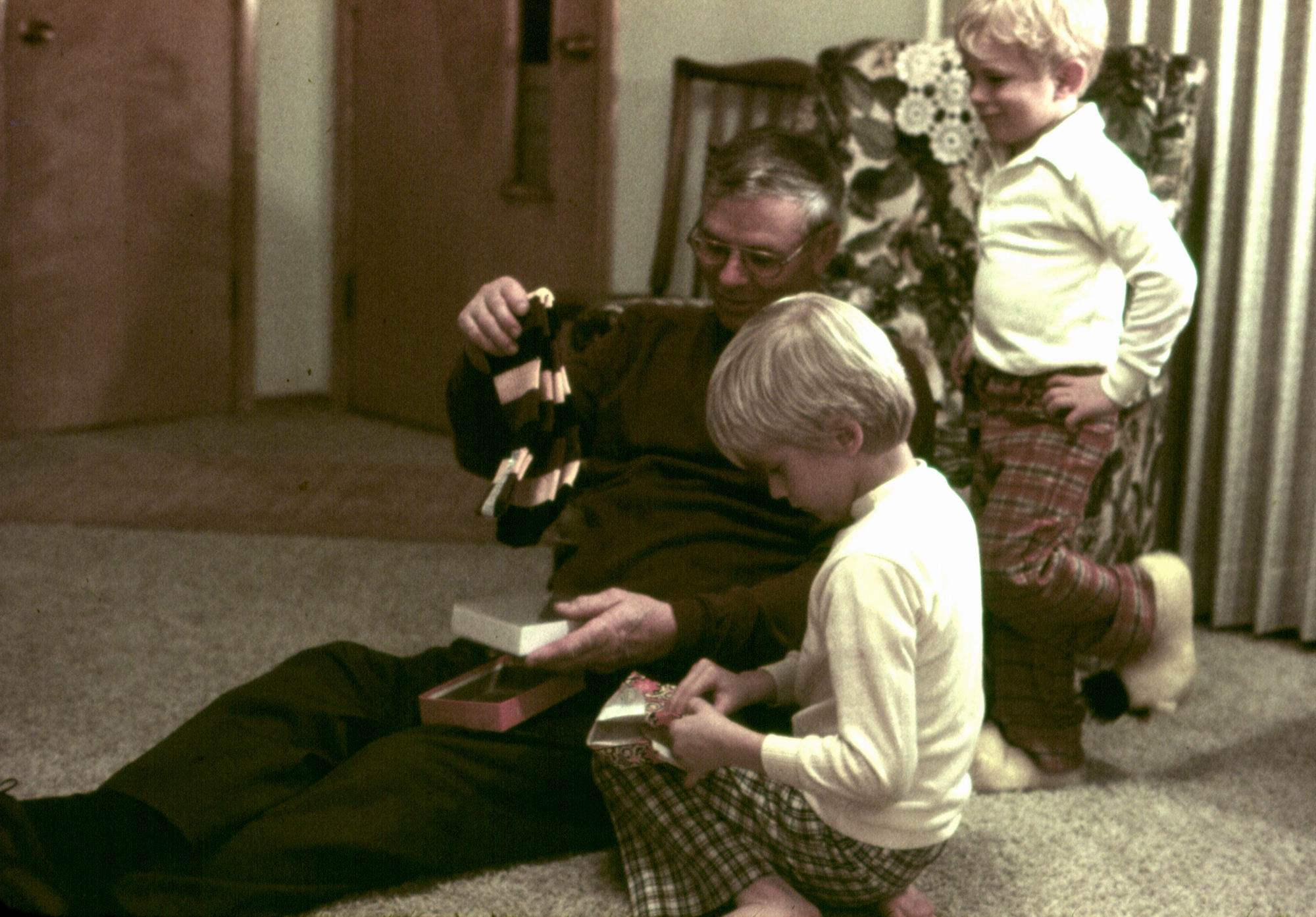 1976-12-Hildebrand-Christmas-12.jpg